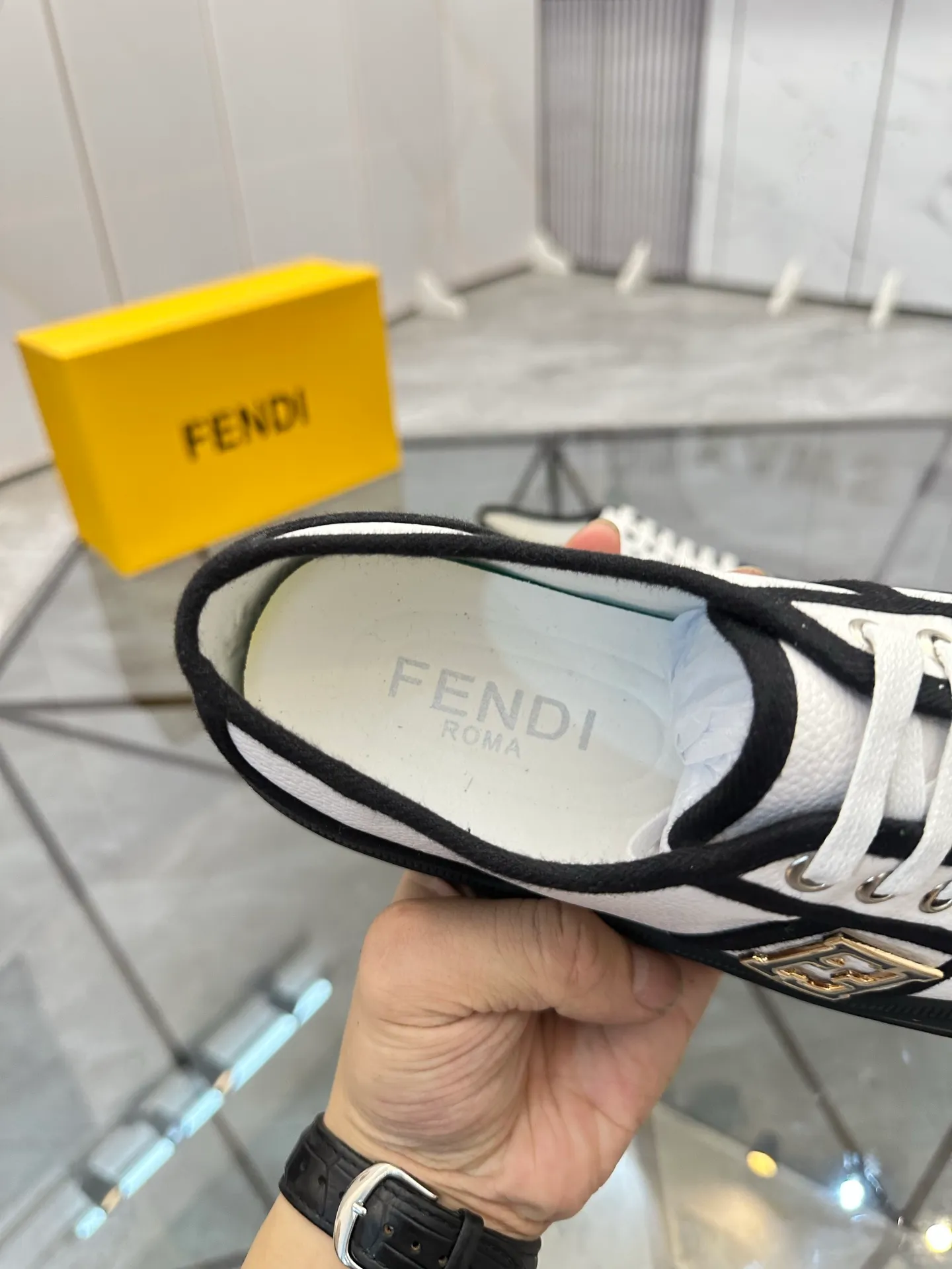 Selling men's shoes 💰: 💰P440¥ Product trademark: Fendi* "Fendi*" low-top casual shoes Regular size: 38-44 (can be customized to 45) Product materials: imported cowhide upper, sheepskin lining, original outsole. No.:6735